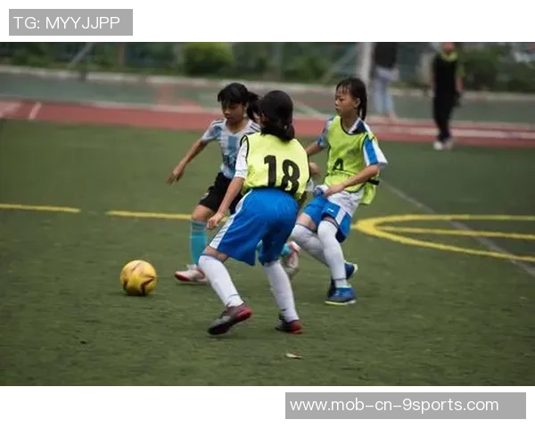 小学足球盘带技巧解析与训练方法分享助力孩子全面提升球技